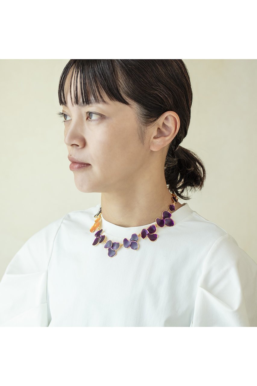 【セシル エ ジャンヌ/CECILE ET JEANNE】のエマイユ バイオレット ペタルネックレス 人気、トレンドファッション・服の通販 founy(ファニー) 　ファッション　Fashion　レディースファッション　Fashion for Women　ジュエリー　Jewelry　ネックレス　Necklaces & Pendants　おすすめ　Recommended / Our Picks　イヤリング　Earrings　オレンジ　Orange　デコルテ　Décolleté, Neckline　トレンド　Trend, Trending Now　ネックレス　Necklace, Pendant Necklace　ブレスレット　Bracelet, Wristband　プレート　Plate, Dish　リップ　Lip, Lip Motif　other-6|ID: prp329100004756482 ipo3291000000034407982
