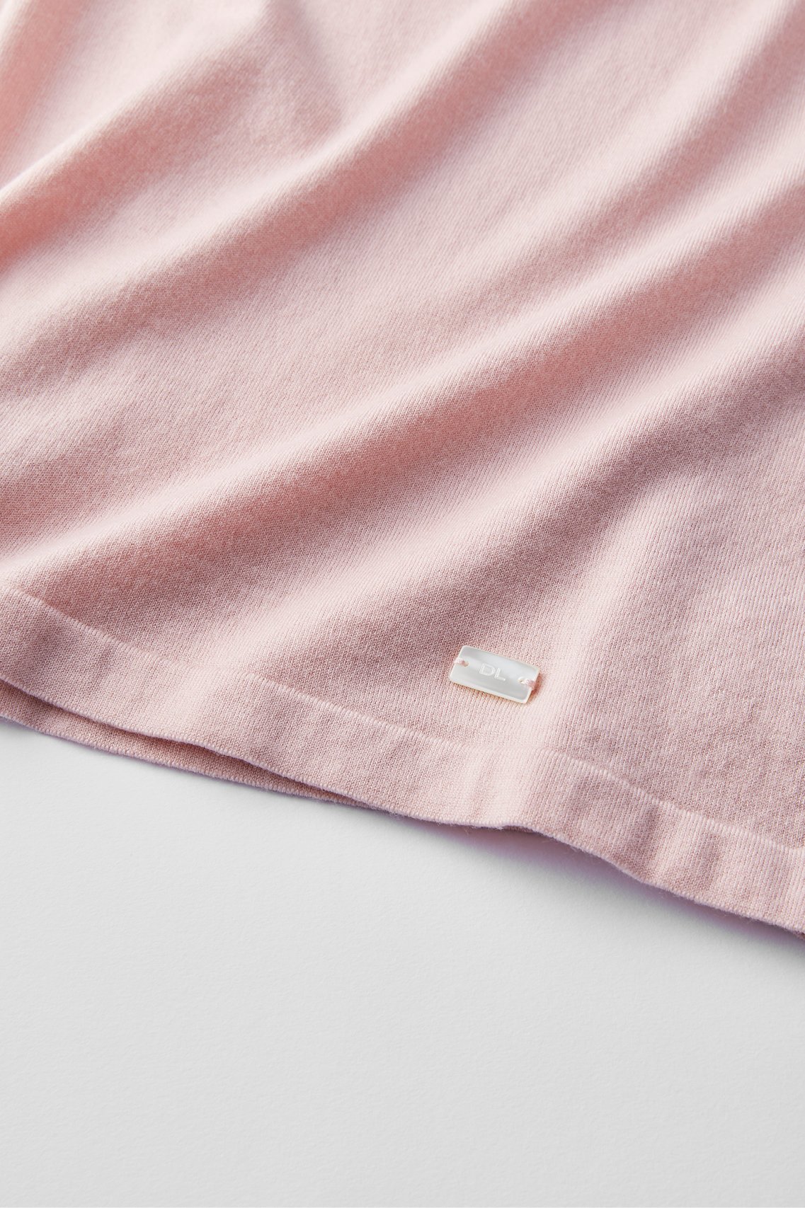 【デイジーリン/DAISY LIN】のRose Shoulder Knit 人気、トレンドファッション・服の通販 founy(ファニー) 　ファッション　Fashion　レディースファッション　Fashion for Women　トップス・カットソー　Cut & Sew Tops　ニット　Knit Tops & Sweaters　カジュアルプルオーバー・ニットトップス　Pullovers & Knit Tops / Casual Pullovers　エレガント 上品　Elegant　スクエア　Square, Square Shape　ハイネック　High Neck, Mock Neck　フィット　Fit, Slim Fit　人気　Popular, Best Seller　other-4|ID: prp329100004757748 ipo3291000000035433905