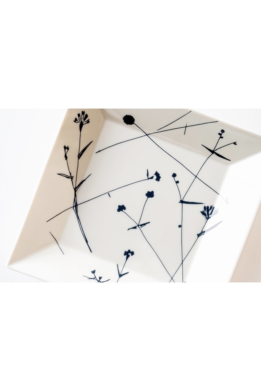 【ムスタキビ/Mustakivi / GOODS】のMICHIKUSA プレート 角皿20.5cm 人気、トレンドファッション・服の通販 founy(ファニー) 　シンプル　Simple, Minimal　テーブル　Table, Dining Table　フォルム　Silhouette, Form　プレート　Plate, Dish　皿　Plate, Dish　ホーム・キャンプ・アウトドア・お取り寄せ　Home Living / Home & Lifestyle / Camping Gear / Outdoor Camping　キッチン・ダイニング　Kitchen & Dining Essentials. Stylish & Functional Tableware　キッチン家電・キッチン用品　Kitchen Appliances & Tools　other-4|ID: prp329100004760569 ipo3291000000035478478