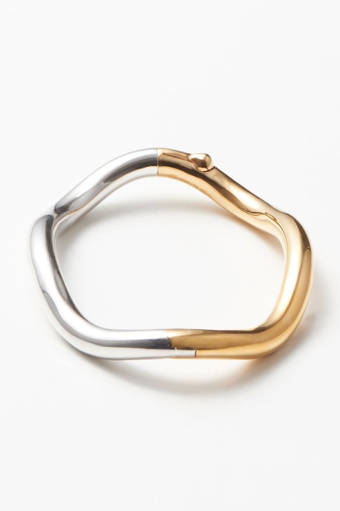 【エスケーパーズ アナザーワールド/ESCAPERS AN OTHER WORLD】の【Charlotte Chesnais】BRACELET WAVE ブレスレット インテリア・キッズ・メンズ・レディースファッション・服の通販 founy(ファニー) https://founy.com/ ファッション Fashion レディースファッション Fashion for Women ジュエリー Jewelry チェーン＆カフブレスレット Cuff & Chain Bracelets バングル・カフブレスレット Bangles & Cuff Bracelets フォルム Silhouette, Form ブレスレット Bracelet, Wristband 新作・新入荷 New Arrivals / New In |ID: prp329100004764661 ipo3291000000034494483