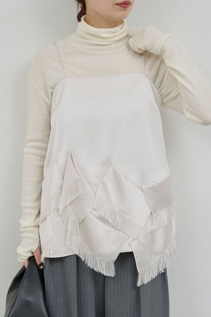 【ガリャルダガランテ/GALLARDAGALANTE】のフリンジサテンキャミ インテリア・キッズ・メンズ・レディースファッション・服の通販 founy(ファニー) https://founy.com/ ファッション Fashion レディースファッション Fashion for Women トップス・カットソー Cut & Sew Tops キャミソール&ノースリーブ Camisoles & Sleeveless Tops シャツ・ブラウス・オフィスカジュアル Elegant Blouses & Button-Ups ロングTシャツ・Tシャツ Longline T-Shirts & Tees カットソー・ベーシックTシャツ Cut-and-Sewn Tops / Stretch Tees & Basics キャミソール Camisole, Spaghetti Strap Top サテン Satin, Glossy Fabric タンク Tank Top, Sleeveless Top デニム Denim, Jeans Material フリル Frill, Ruffle エレガント 上品 Elegant 新作・新入荷 New Arrivals / New In |ID: prp329100004769251 ipo3291000000034543905