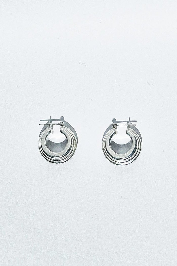 【ジジ/GIGI】のLuna layered ピアス インテリア・キッズ・メンズ・レディースファッション・服の通販 founy(ファニー) https://founy.com/ ファッション Fashion レディースファッション Fashion for Women ジュエリー Jewelry ファッションリング Fashion Rings イヤリング・フープ・ドロップタイプ Hoop, Drop & Clip Earrings 2026年 2026 イヤリング Earrings シンプル Simple, Minimal テクスチャー Texture, Textured Fabric フォルム Silhouette, Form フープ Hoop, Hoop Earrings 夏 Summer 春 Spring S/S・春夏 SS, Spring/Summer, Warm Season |ID: prp329100004773570 ipo3291000000036129981