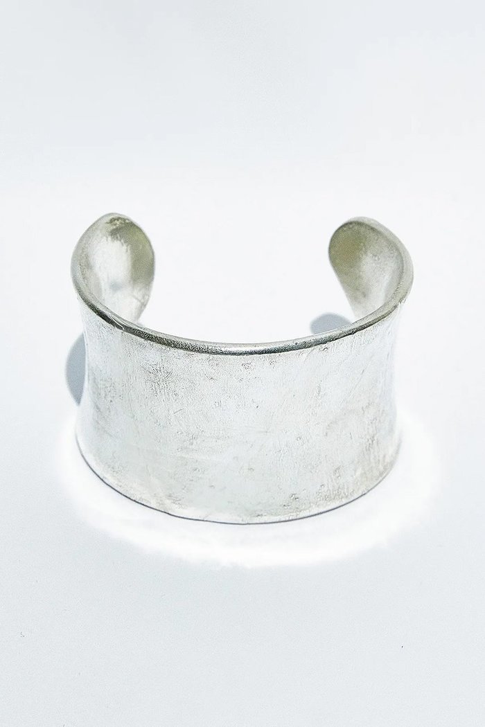 【ジジ/GIGI】のLuna solid cuff ブレスレット インテリア・キッズ・メンズ・レディースファッション・服の通販 founy(ファニー) https://founy.com/ ファッション Fashion レディースファッション Fashion for Women ジュエリー Jewelry チェーン＆カフブレスレット Cuff & Chain Bracelets バングル・カフブレスレット Bangles & Cuff Bracelets 2025年 2025 2025-2026秋冬・A/W Autumn/Winter 2025–26 AW25–26 シンプル Simple, Minimal ジュエリー Jewelry, Accessories テクスチャー Texture, Textured Fabric フィット Fit, Slim Fit ブレスレット Bracelet, Wristband A/W・秋冬 Autumn/Winter |ID: prp329100004773585 ipo3291000000034594069