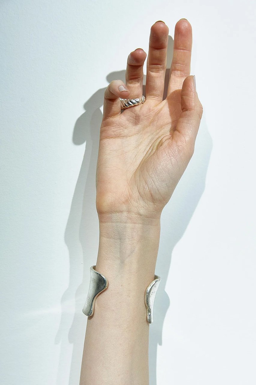 【ジジ/GIGI】のLuna solid cuff ブレスレット 人気、トレンドファッション・服の通販 founy(ファニー) ファッション Fashion レディースファッション Fashion for Women ジュエリー Jewelry チェーン&カフブレスレット Cuff & Chain Bracelets バングル・カフブレスレット Bangles & Cuff Bracelets 2025年 2025 2025-2026秋冬・A/W Autumn/Winter 2025–26 AW25–26 シンプル Simple, Minimal ジュエリー Jewelry, Accessories テクスチャー Texture, Textured Fabric フィット Fit, Slim Fit ブレスレット Bracelet, Wristband A/W・秋冬 Autumn/Winter other-5|ID: prp329100004773585 ipo3291000000034594074