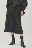 【ウィムガゼット/Whim Gazette】のシルキーハーフパンツ 人気、トレンドファッション・服の通販 founy(ファニー) ファッション Fashion レディースファッション Fashion for Women パンツ Pants & Trousers ショートパンツ・ハーフパンツ High-Waisted & Relaxed Shorts エレガント 上品 Elegant ショート Short, Short Length シルク Silk, 100% Silk センター Center, Center Line ハーフ Half, Half-Length 新作・新入荷 New Arrivals / New In |ID:prp329100004774338
