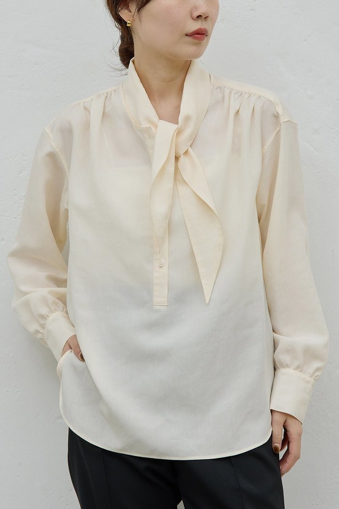 【ガリャルダガランテ/GALLARDAGALANTE】の【HERITANOVUM】スカーフカラーシャツ インテリア・キッズ・メンズ・レディースファッション・服の通販 founy(ファニー) https://founy.com/ ファッション Fashion レディースファッション Fashion for Women トップス・カットソー Cut & Sew Tops シャツ・ブラウス・オフィスカジュアル Elegant Blouses & Button-Ups とろみ Fluid, Flowy Fabric ギャザー Gathered, Ruffled スカーフ Scarf, Neckwear スリーブ Sleeve, Long Sleeve / Short Sleeve ベーシック Basic, Essential ロング Long, Long-Length |ID: prp329100004778107 ipo3291000000036049738