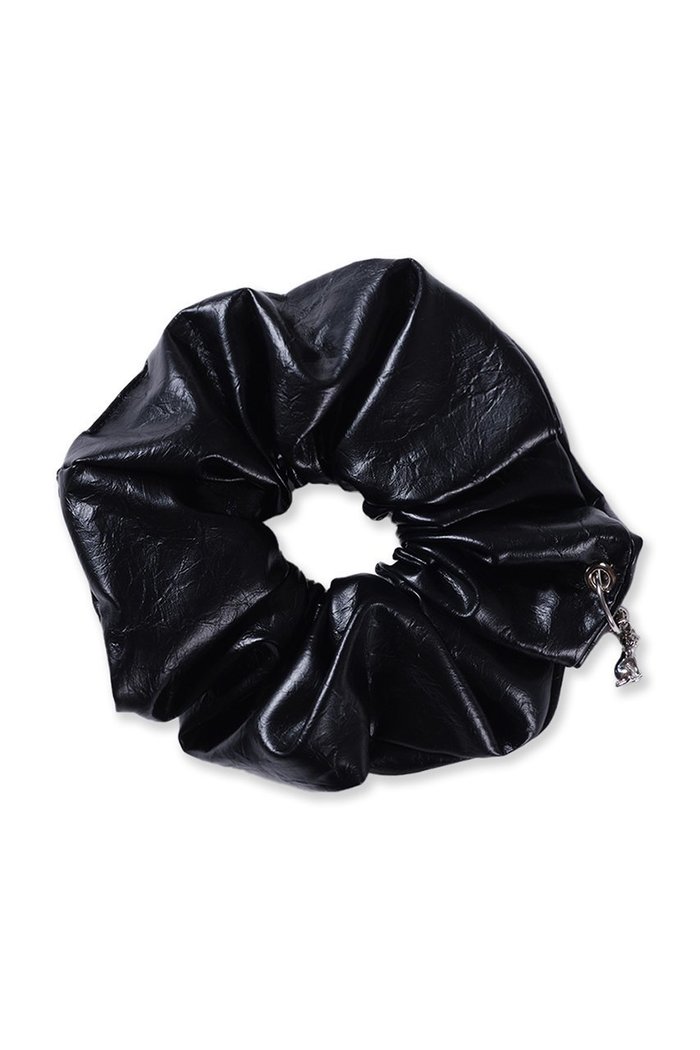 【ヘイップ/heyep】のCat Charm Faux Leather Scrunchie インテリア・キッズ・メンズ・レディースファッション・服の通販 founy(ファニー) https://founy.com/ ファッション Fashion レディースファッション Fashion for Women シュシュ&ヘアアクセ/ヘアアレンジ Scrunchies & Hair Accessories 2026年 2026 アクセサリー Fashion Accessories シンプル Simple, Minimal フェイクレザー Faux Leather, PU Leather 夏 Summer 春 Spring S/S・春夏 SS, Spring/Summer, Warm Season |ID: prp329100004789483 ipo3291000000035317962