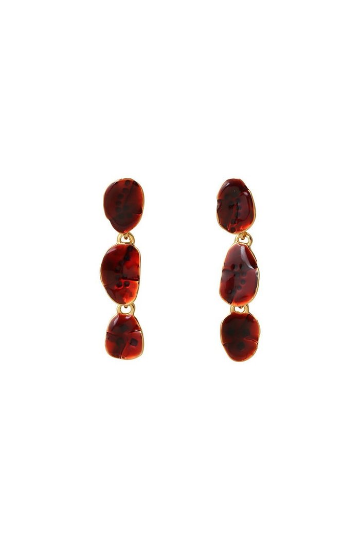 【セシル エ ジャンヌ/CECILE ET JEANNE】のエマイユ ルージュ 3連ドロップピアス インテリア・キッズ・メンズ・レディースファッション・服の通販 founy(ファニー) https://founy.com/ ファッション Fashion レディースファッション Fashion for Women ジュエリー Jewelry ファッションリング Fashion Rings イヤリング・フープ・ドロップタイプ Hoop, Drop & Clip Earrings イヤリング Earrings シンプル Simple, Minimal ドロップ Drop Shoulder, Dropped Style プレート Plate, Dish ロング Long, Long-Length エレガント 上品 Elegant 人気 Popular, Best Seller 新作・新入荷 New Arrivals / New In |ID: prp329100004807394 ipo3291000000034885194