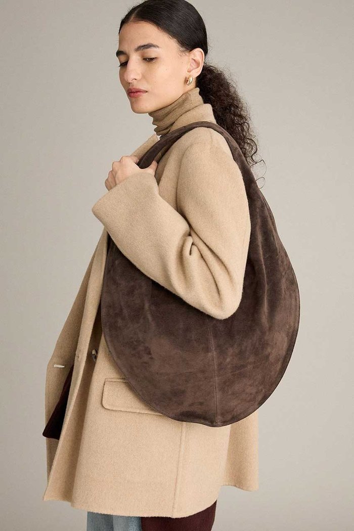 【ブリル/BRILL】の【MAEDEN】MARKET TOTE スエードショルダーバッグ インテリア・キッズ・メンズ・レディースファッション・服の通販 founy(ファウニー) https://founy.com/ ファッション Fashion レディースファッション Fashion for Women バッグ Bags なめらか Smooth, Silky Texture フィット Fit, Slim Fit フォルム Silhouette, Form ポケット Pocket, Pocket Detail マグネット Magnet, Magnetic Closure ライニング Inner Lining, Inner Fabric, Lined ラップ Wrap, Wrap Design |ID: prp329100004807418 ipo3291000000036950107