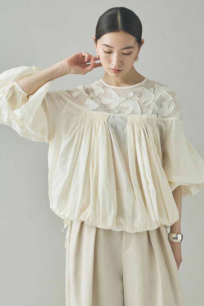 【カレンソロジー/Curensology】のバードシシュウブラウス インテリア・キッズ・メンズ・レディースファッション・服の通販 founy(ファニー) https://founy.com/ ファッション Fashion レディースファッション Fashion for Women トップス・カットソー Cut & Sew Tops シャツ・ブラウス・オフィスカジュアル Elegant Blouses & Button-Ups 2026年 2026 インド Indian Textile オーガンジー Organza Fabric ショート Short, Short Length シルク Silk, 100% Silk スリーブ Sleeve, Long Sleeve / Short Sleeve ハンド Hand, Handmade バランス Balance, Style Balance リボン Ribbon, Bow エレガント 上品 Elegant 夏 Summer 春 Spring S/S・春夏 SS, Spring/Summer, Warm Season |ID: prp329100004807450 ipo3291000000035862390