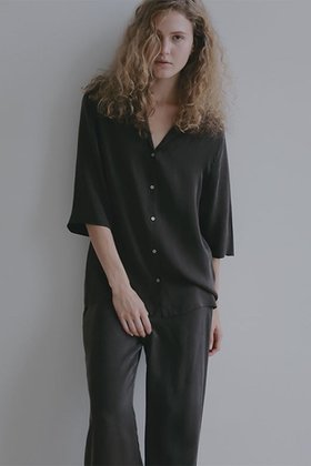 【エトレトウキョウ/ETRE TOKYO】 オープンネックキュプラシャツ人気、トレンドファッション・服の通販 founy(ファニー) ファッション Fashion レディースファッション Fashion for Women トップス・カットソー Cut & Sew Tops シャツ・ブラウス・オフィスカジュアル Elegant Blouses & Button-Ups 春 Spring キュプラ Cupro, Eco Fabric ショート Short, Short Length ジャケット Jacket, Outerwear スタイリッシュ Stylish, Fashionable スリーブ Sleeve, Long Sleeve / Short Sleeve セットアップ Set-Up, Coordinated Outfit とろみ Fluid, Flowy Fabric デコルテ Décolleté, Neckline なめらか Smooth, Silky Texture フロント Front, Front Design ベーシック Basic, Essential ボトム Bottoms, Lower Wear ワイド Wide, Wide Fit S/S・春夏 SS, Spring/Summer, Warm Season 夏 Summer エレガント 上品 Elegant 2026年 2026 |ID:prp329100004809877