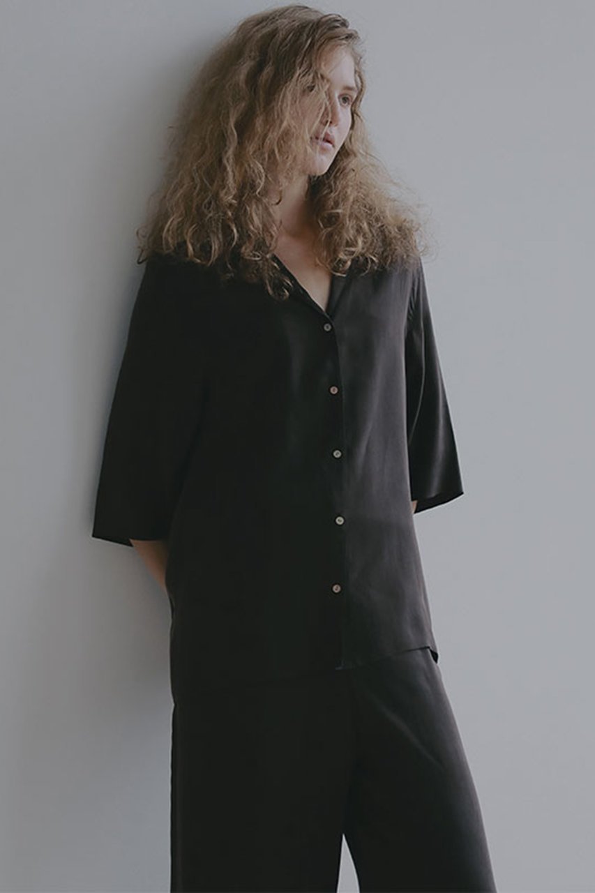 【エトレトウキョウ/ETRE TOKYO】のオープンネックキュプラシャツ 人気、トレンドファッション・服の通販 founy(ファニー) ファッション Fashion レディースファッション Fashion for Women トップス・カットソー Cut & Sew Tops シャツ・ブラウス・オフィスカジュアル Elegant Blouses & Button-Ups 春 Spring キュプラ Cupro, Eco Fabric ショート Short, Short Length ジャケット Jacket, Outerwear スタイリッシュ Stylish, Fashionable スリーブ Sleeve, Long Sleeve / Short Sleeve セットアップ Set-Up, Coordinated Outfit とろみ Fluid, Flowy Fabric デコルテ Décolleté, Neckline なめらか Smooth, Silky Texture フロント Front, Front Design ベーシック Basic, Essential ボトム Bottoms, Lower Wear ワイド Wide, Wide Fit S/S・春夏 SS, Spring/Summer, Warm Season 夏 Summer エレガント 上品 Elegant 2026年 2026 other-2|ID: prp329100004809877 ipo3291000000034908185