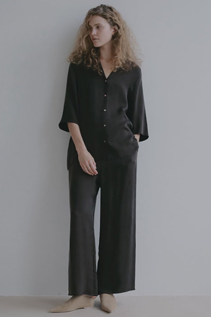 【エトレトウキョウ/ETRE TOKYO】のオープンネックキュプラシャツ 人気、トレンドファッション・服の通販 founy(ファニー) ファッション Fashion レディースファッション Fashion for Women トップス・カットソー Cut & Sew Tops シャツ・ブラウス・オフィスカジュアル Elegant Blouses & Button-Ups 春 Spring キュプラ Cupro, Eco Fabric ショート Short, Short Length ジャケット Jacket, Outerwear スタイリッシュ Stylish, Fashionable スリーブ Sleeve, Long Sleeve / Short Sleeve セットアップ Set-Up, Coordinated Outfit とろみ Fluid, Flowy Fabric デコルテ Décolleté, Neckline なめらか Smooth, Silky Texture フロント Front, Front Design ベーシック Basic, Essential ボトム Bottoms, Lower Wear ワイド Wide, Wide Fit S/S・春夏 SS, Spring/Summer, Warm Season 夏 Summer エレガント 上品 Elegant 2026年 2026 other-6|ID: prp329100004809877 ipo3291000000034908189