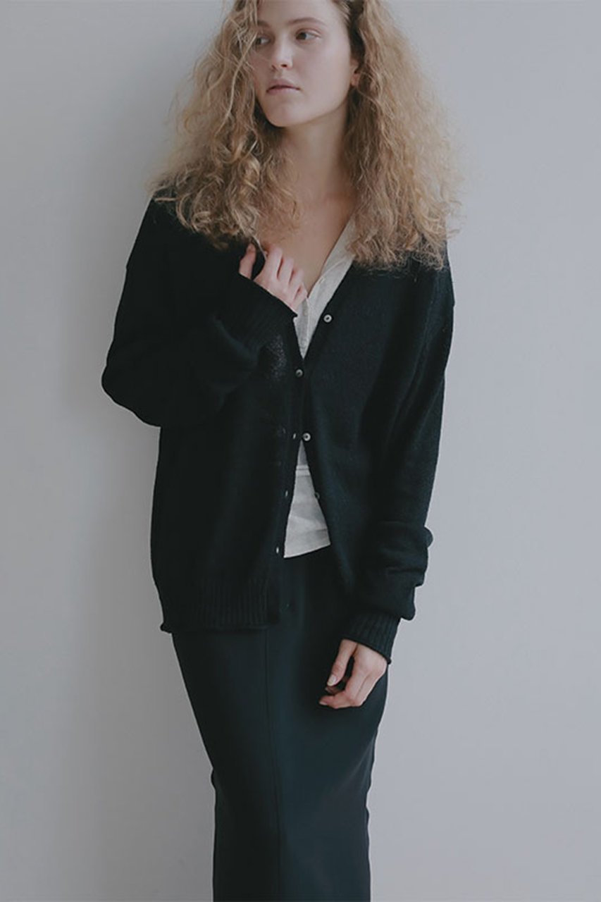 【エトレトウキョウ/ETRE TOKYO】のリリヤーンリネンVネックカーディガン インテリア・キッズ・メンズ・レディースファッション・服の通販 founy(ファニー) 　ファッション　Fashion　レディースファッション　Fashion for Women　トップス・カットソー　Cut & Sew Tops　ニット　Knit Tops & Sweaters　カーディガン・羽織り　Layered Style Cardigans　Vネックトップス　V-Neck Tops / V-Cut Neckline Shirts　春　Spring　カーディガン　Cardigan, Knitwear　シンプル　Simple, Minimal　とろみ　Fluid, Flowy Fabric　タンク　Tank Top, Sleeveless Top　バランス　Balance, Style Balance　フロント　Front, Front Design　ボトム　Bottoms, Lower Wear　リネン　Linen, Linen Fabric　S/S・春夏　SS, Spring/Summer, Warm Season　夏　Summer　2026年　2026　ブラック|ID: prp329100004809878 ipo3291000000034908194