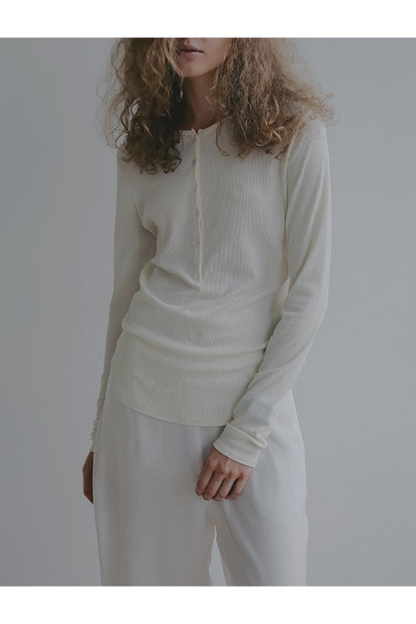 【エトレトウキョウ/ETRE TOKYO】のヘンリーネックシアープルオーバー インテリア・キッズ・メンズ・レディースファッション・服の通販 founy(ファニー) 　ファッション　Fashion　レディースファッション　Fashion for Women　トップス・カットソー　Cut & Sew Tops　シャツ・ブラウス・オフィスカジュアル　Elegant Blouses & Button-Ups　ロングTシャツ・Tシャツ　Longline T-Shirts & Tees　カジュアルプルオーバー・ニットトップス　Pullovers & Knit Tops / Casual Pullovers　カットソー・ベーシックTシャツ　Cut-and-Sewn Tops / Stretch Tees & Basics　2026年　2026　シアー　Sheer, See-Through　シンプル　Simple, Minimal　スリーブ　Sleeve, Long Sleeve / Short Sleeve　テレコ　Ribbed, Rib Stitch　フィット　Fit, Slim Fit　フロント　Front, Front Design　ロング　Long, Long-Length　夏　Summer　春　Spring　S/S・春夏　SS, Spring/Summer, Warm Season　アイボリー|ID: prp329100004809883 ipo3291000000034908245