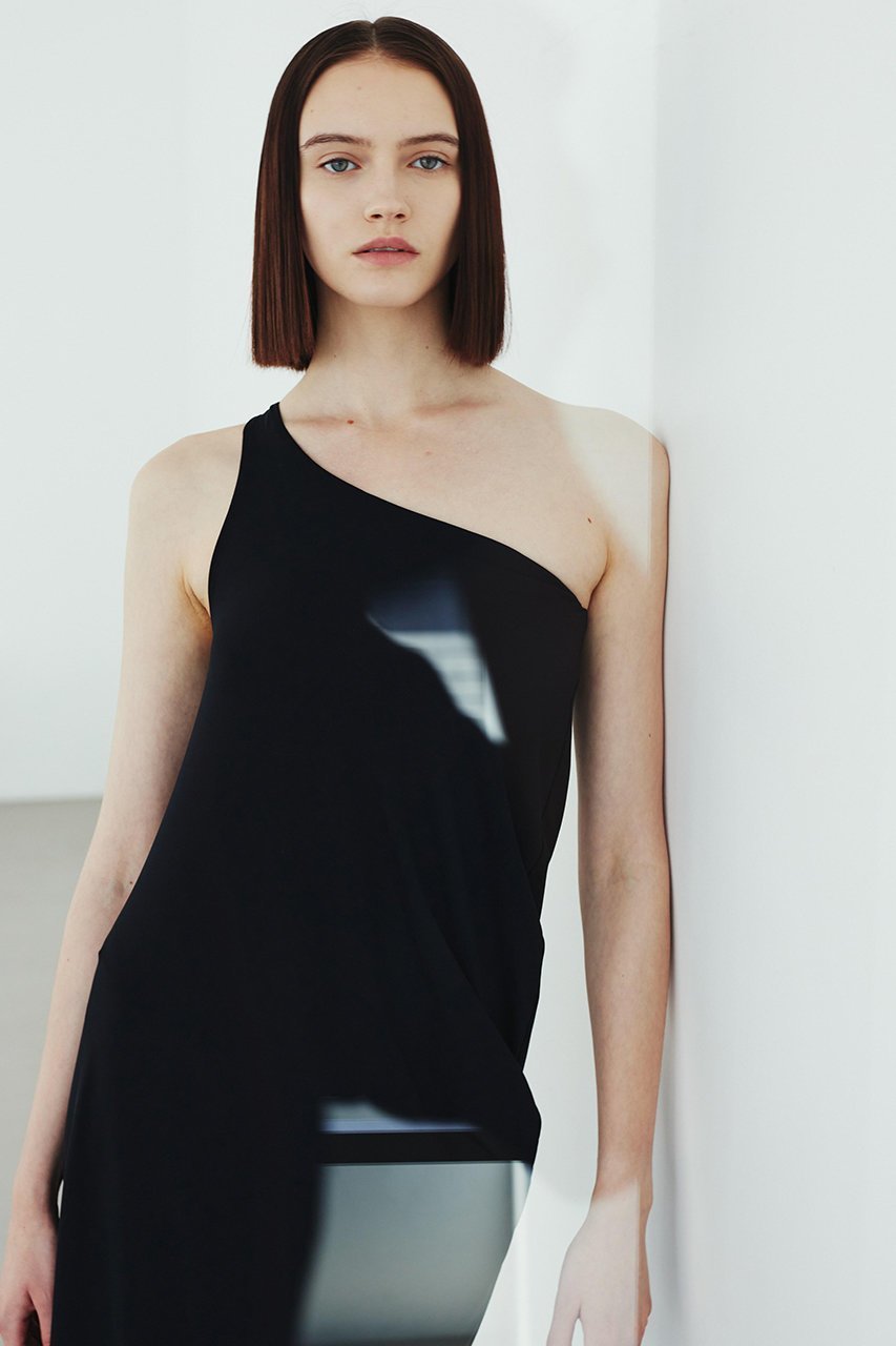 【ル フィル/LE PHIL】の《LE PHIL》カップインナイロンストレッチワンピース インテリア・キッズ・メンズ・レディースファッション・服の通販 founy(ファニー) 　ファッション　Fashion　レディースファッション　Fashion for Women　ワンピース　Dresses　チュニック　Tunic Tops & Dresses　カッティング　Cutting Detail　シアー　Sheer, See-Through　スタンダード　Standard, Basic　スポーティ　Sporty, Casual Athletic　チュニック　Tunic, Long Top　ドレープ　Drape, Draping Fabric　フィット　Fit, Slim Fit　ロング　Long, Long-Length　再入荷　Restock / Back in Stock　ブラック|ID: prp329100004815990 ipo3291000000034981158