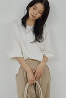 【ガリャルダガランテ/GALLARDAGALANTE】のVネックプルオーバー 人気、トレンドファッション・服の通販 founy(ファニー) ファッション Fashion レディースファッション Fashion for Women トップス・カットソー Cut & Sew Tops シャツ・ブラウス・オフィスカジュアル Elegant Blouses & Button-Ups ロングTシャツ・Tシャツ Longline T-Shirts & Tees カジュアルプルオーバー・ニットトップス Pullovers & Knit Tops / Casual Pullovers カットソー・ベーシックTシャツ Cut-and-Sewn Tops / Stretch Tees & Basics Vネックトップス V-Neck Tops / V-Cut Neckline Shirts 2026年 2026 スリット Slit, Slit Detail スリーブ Sleeve, Long Sleeve / Short Sleeve ロング Long, Long-Length 夏 Summer 春 Spring S/S・春夏 SS, Spring/Summer, Warm Season 楽ちん Easy Fit, Comfortable |ID:prp329100004817018