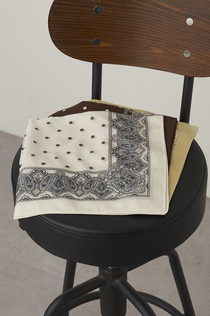 【ガリャルダガランテ/GALLARDAGALANTE】のペイズリードットスカーフ インテリア・キッズ・メンズ・レディースファッション・服の通販 founy(ファニー) https://founy.com/ ファッション Fashion レディースファッション Fashion for Women ストール Soft & Warm Scarves マフラー・スヌード / 冬小物の定番 Scarves & Mufflers 2026年 2026 アクセサリー Fashion Accessories エレガント 上品 Elegant スカーフ Scarf, Neckwear ストール Stole, Wrap ドット Polka Dot, Dot Pattern バンダナ Bandana, Head Scarf ペイズリー Paisley, Ethnic Pattern マフラー Scarf, Muffler 夏 Summer 定番 Standard, Basic Item 春 Spring S/S・春夏 SS, Spring/Summer, Warm Season |ID: prp329100004818026 ipo3291000000035002602