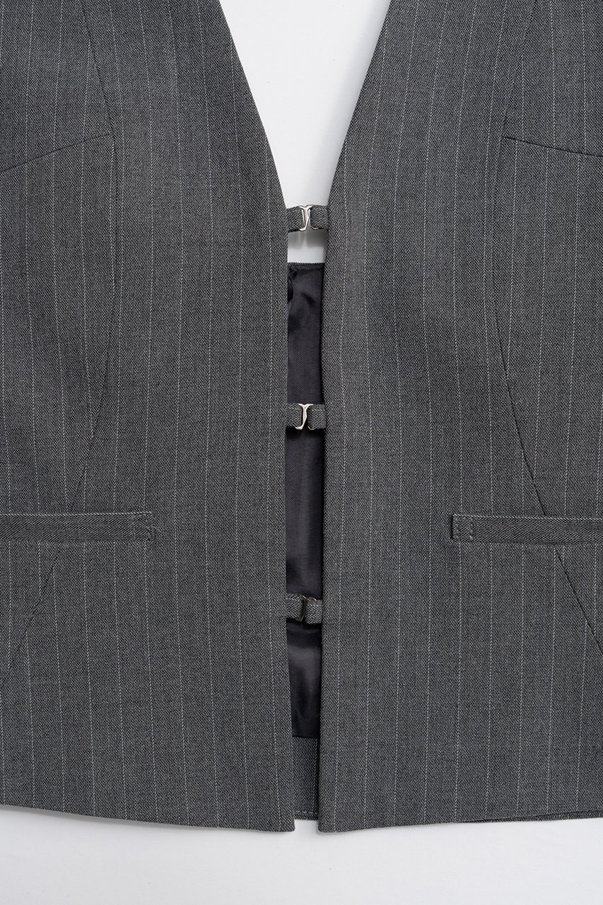 【メゾンスペシャル/MAISON SPECIAL】のSuiting Halter Neck Vest/スーチングホルターネックベスト 人気、トレンドファッション・服の通販 founy(ファニー) 　ファッション　Fashion　レディースファッション　Fashion for Women　アウター　Coat / Outerwear Collection　トップス・カットソー　Cut & Sew Tops　キャミソール&ノースリーブ　Camisoles & Sleeveless Tops　シャツ・ブラウス・オフィスカジュアル　Elegant Blouses & Button-Ups　ベスト&ジレ / 重ね着スタイル　Vests & Gilets　2026年　2026　カッティング　Cutting Detail　シルバー　Silver, Metallic Silver　ストライプ　Stripe, Striped Pattern　ノースリーブ　Sleeveless, No-Sleeve　フロント　Front, Front Design　夏　Summer　春　Spring　S/S・春夏　SS, Spring/Summer, Warm Season　other-2|ID: prp329100004818053 ipo3291000000035002987