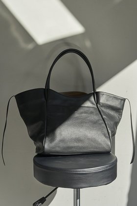 【ガリャルダガランテ/GALLARDAGALANTE】の【2.718】シュリンクレザートート 人気、トレンドファッション・服の通販 founy(ファニー) ファッション Fashion レディースファッション Fashion for Women バッグ Bags エレガント 上品 Elegant コンパクト Compact, Small Size シンプル Simple, Minimal ポケット Pocket, Pocket Detail ビジネス 仕事 通勤 Business / Work / Commuting |ID:prp329100004826333