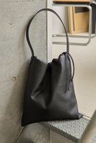 【ウィムガゼット/Whim Gazette】の【Hoaw.】ギャザーショルダーバッグ 人気、トレンドファッション・服の通販 founy(ファニー) ファッション Fashion レディースファッション Fashion for Women バッグ Bags アクセサリー Fashion Accessories 春 Spring ギャザー Gathered, Ruffled シューズ Shoes, Footwear シンプル Simple, Minimal なめらか Smooth, Silky Texture フォルム Silhouette, Form S/S・春夏 SS, Spring/Summer, Warm Season 夏 Summer エレガント 上品 Elegant 2026年 2026 thumbnail ブラック|ID: prp329100004826346 ipo3291000000035997466