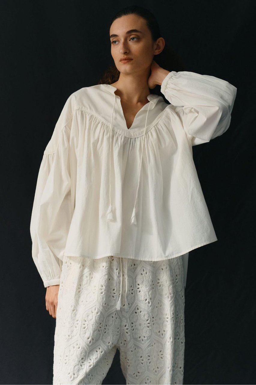 【ガリャルダガランテ/GALLARDAGALANTE】の【Dhritie】ギャザースキッパーブラウス インテリア・キッズ・メンズ・レディースファッション・服の通販 founy(ファニー) 　ファッション　Fashion　レディースファッション　Fashion for Women　トップス・カットソー　Cut & Sew Tops　シャツ・ブラウス・オフィスカジュアル　Elegant Blouses & Button-Ups　2026年　2026　おすすめ　Recommended / Our Picks　スキッパー　Skipper, Open Collar　スリーブ　Sleeve, Long Sleeve / Short Sleeve　バランス　Balance, Style Balance　フォルム　Silhouette, Form　ロング　Long, Long-Length　夏　Summer　春　Spring　S/S・春夏　SS, Spring/Summer, Warm Season　オフホワイト|ID: prp329100004835291 ipo3291000000035220742