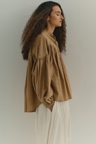 【ガリャルダガランテ/GALLARDAGALANTE】の【Dhritie】ギャザースキッパーブラウス 人気、トレンドファッション・服の通販 founy(ファニー) ファッション Fashion レディースファッション Fashion for Women トップス・カットソー Cut & Sew Tops シャツ・ブラウス・オフィスカジュアル Elegant Blouses & Button-Ups 2026年 2026 おすすめ Recommended / Our Picks スキッパー Skipper, Open Collar スリーブ Sleeve, Long Sleeve / Short Sleeve バランス Balance, Style Balance フォルム Silhouette, Form ロング Long, Long-Length 夏 Summer 春 Spring S/S・春夏 SS, Spring/Summer, Warm Season thumbnail ベージュ|ID: prp329100004835291 ipo3291000000035220743