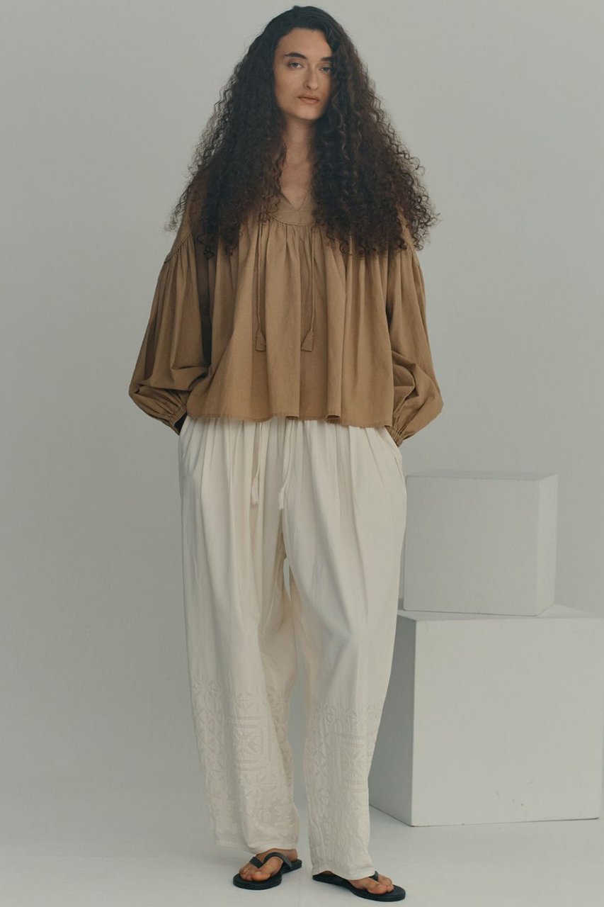 【ガリャルダガランテ/GALLARDAGALANTE】の【Dhritie】ギャザースキッパーブラウス 人気、トレンドファッション・服の通販 founy(ファニー) 　ファッション　Fashion　レディースファッション　Fashion for Women　トップス・カットソー　Cut & Sew Tops　シャツ・ブラウス・オフィスカジュアル　Elegant Blouses & Button-Ups　2026年　2026　おすすめ　Recommended / Our Picks　スキッパー　Skipper, Open Collar　スリーブ　Sleeve, Long Sleeve / Short Sleeve　バランス　Balance, Style Balance　フォルム　Silhouette, Form　ロング　Long, Long-Length　夏　Summer　春　Spring　S/S・春夏　SS, Spring/Summer, Warm Season　other-2|ID: prp329100004835291 ipo3291000000035220744