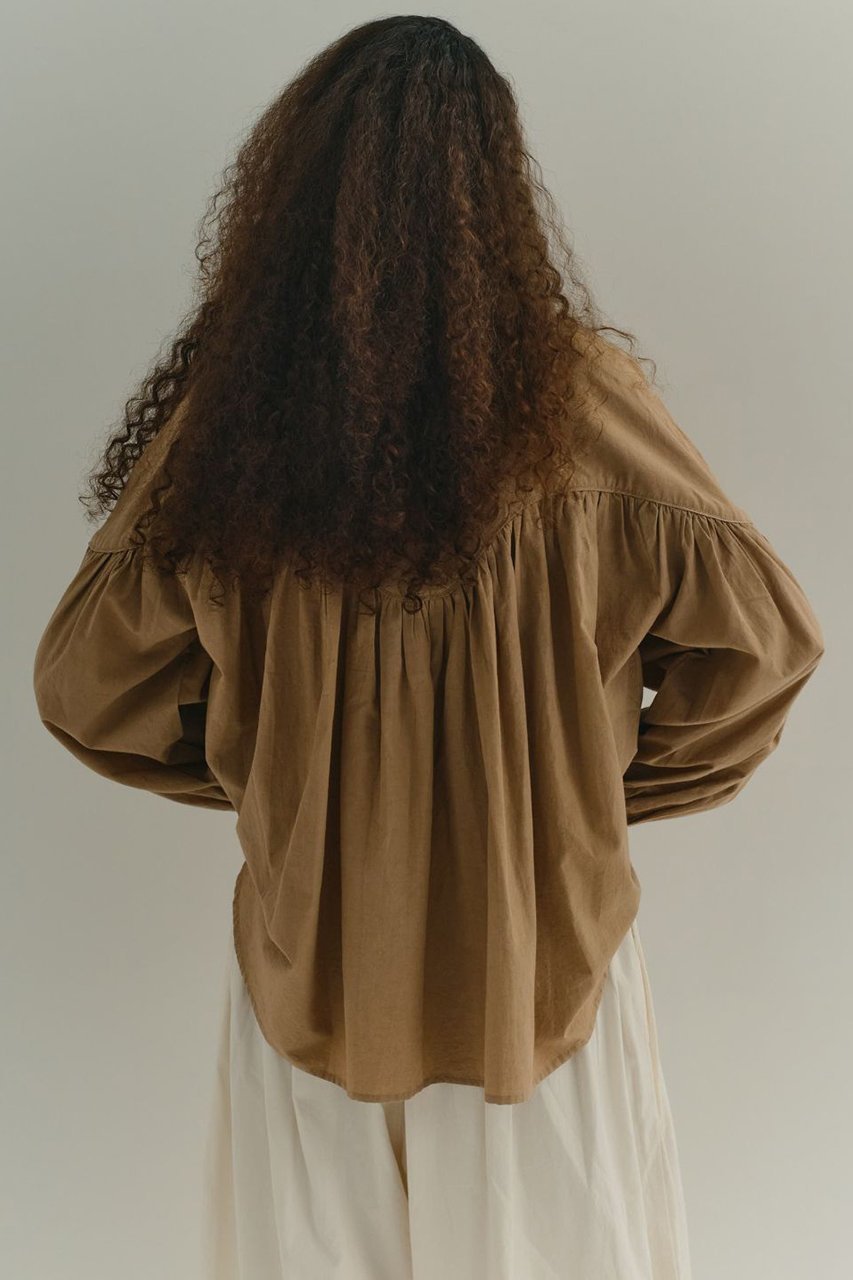 【ガリャルダガランテ/GALLARDAGALANTE】の【Dhritie】ギャザースキッパーブラウス 人気、トレンドファッション・服の通販 founy(ファニー) 　ファッション　Fashion　レディースファッション　Fashion for Women　トップス・カットソー　Cut & Sew Tops　シャツ・ブラウス・オフィスカジュアル　Elegant Blouses & Button-Ups　2026年　2026　おすすめ　Recommended / Our Picks　スキッパー　Skipper, Open Collar　スリーブ　Sleeve, Long Sleeve / Short Sleeve　バランス　Balance, Style Balance　フォルム　Silhouette, Form　ロング　Long, Long-Length　夏　Summer　春　Spring　S/S・春夏　SS, Spring/Summer, Warm Season　other-4|ID: prp329100004835291 ipo3291000000035220746