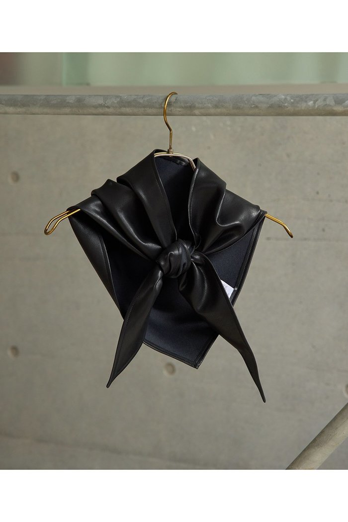 【ウィムガゼット/Whim Gazette】の【THE PAUSE】フェイクレザースカーフ インテリア・キッズ・メンズ・レディースファッション・服の通販 founy(ファニー) https://founy.com/ ファッション Fashion レディースファッション Fashion for Women ストール Soft & Warm Scarves マフラー・スヌード / 冬小物の定番 Scarves & Mufflers 2026年 2026 グラデーション Gradient, Ombre スカーフ Scarf, Neckwear ストール Stole, Wrap フェイクレザー Faux Leather, PU Leather マフラー Scarf, Muffler ワーク Workwear, Utility Style ヴィンテージ Vintage Style エレガント 上品 Elegant 夏 Summer 春 Spring S/S・春夏 SS, Spring/Summer, Warm Season |ID: prp329100004840562 ipo3291000000035468346