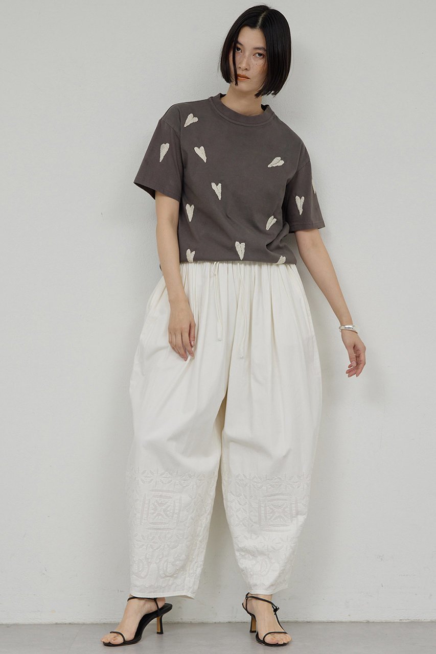 【ガリャルダガランテ/GALLARDAGALANTE】の【Dhritie】リーフ刺繍Tee 人気、トレンドファッション・服の通販 founy(ファニー) 　ファッション　Fashion　レディースファッション　Fashion for Women　トップス・カットソー　Cut & Sew Tops　シャツ・ブラウス・オフィスカジュアル　Elegant Blouses & Button-Ups　ロングTシャツ・Tシャツ　Longline T-Shirts & Tees　カットソー・ベーシックTシャツ　Cut-and-Sewn Tops / Stretch Tees & Basics　2026年　2026　カットソー　Cut and Sewn Top　ショート　Short, Short Length　スリーブ　Sleeve, Long Sleeve / Short Sleeve　リーフ　Leaf, Botanical Leaf　ワイド　Wide, Wide Fit　夏　Summer　春　Spring　S/S・春夏　SS, Spring/Summer, Warm Season　other-2|ID: prp329100004847120 ipo3291000000035398216