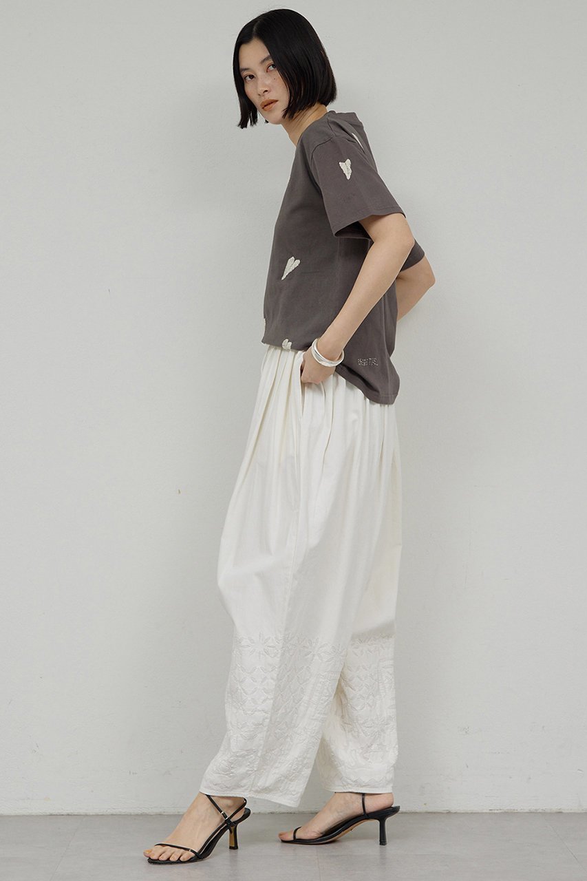 【ガリャルダガランテ/GALLARDAGALANTE】の【Dhritie】リーフ刺繍Tee 人気、トレンドファッション・服の通販 founy(ファニー) 　ファッション　Fashion　レディースファッション　Fashion for Women　トップス・カットソー　Cut & Sew Tops　シャツ・ブラウス・オフィスカジュアル　Elegant Blouses & Button-Ups　ロングTシャツ・Tシャツ　Longline T-Shirts & Tees　カットソー・ベーシックTシャツ　Cut-and-Sewn Tops / Stretch Tees & Basics　2026年　2026　カットソー　Cut and Sewn Top　ショート　Short, Short Length　スリーブ　Sleeve, Long Sleeve / Short Sleeve　リーフ　Leaf, Botanical Leaf　ワイド　Wide, Wide Fit　夏　Summer　春　Spring　S/S・春夏　SS, Spring/Summer, Warm Season　other-4|ID: prp329100004847120 ipo3291000000035398218