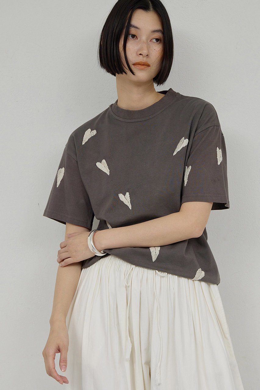 【ガリャルダガランテ/GALLARDAGALANTE】の【Dhritie】リーフ刺繍Tee 人気、トレンドファッション・服の通販 founy(ファニー) 　ファッション　Fashion　レディースファッション　Fashion for Women　トップス・カットソー　Cut & Sew Tops　シャツ・ブラウス・オフィスカジュアル　Elegant Blouses & Button-Ups　ロングTシャツ・Tシャツ　Longline T-Shirts & Tees　カットソー・ベーシックTシャツ　Cut-and-Sewn Tops / Stretch Tees & Basics　2026年　2026　カットソー　Cut and Sewn Top　ショート　Short, Short Length　スリーブ　Sleeve, Long Sleeve / Short Sleeve　リーフ　Leaf, Botanical Leaf　ワイド　Wide, Wide Fit　夏　Summer　春　Spring　S/S・春夏　SS, Spring/Summer, Warm Season　other-6|ID: prp329100004847120 ipo3291000000035398220