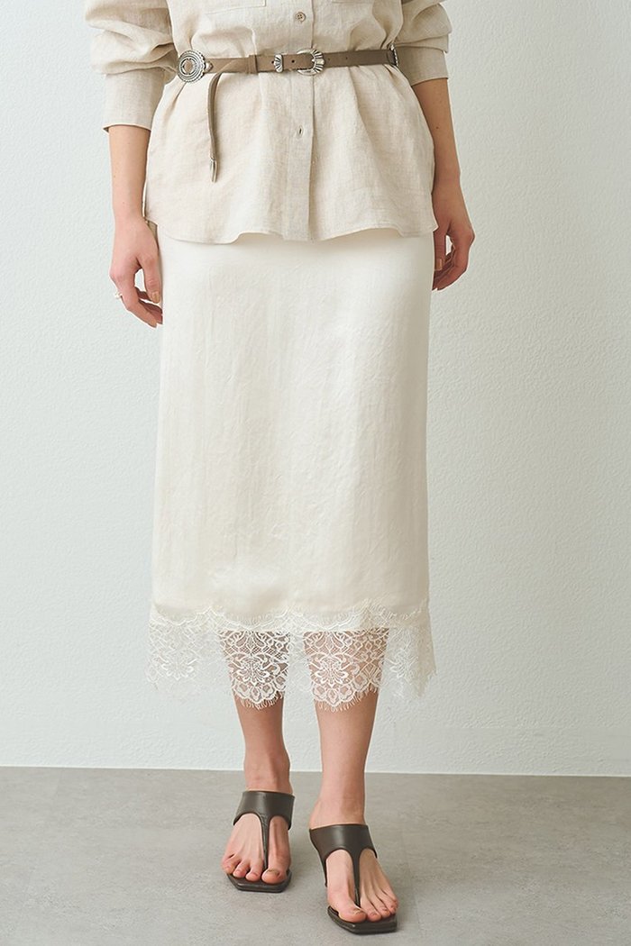 【ウィムガゼット/Whim Gazette】のサテンレーススカート インテリア・キッズ・メンズ・レディースファッション・服の通販 founy(ファニー) https://founy.com/ ファッション Fashion レディースファッション Fashion for Women スカート Skirts ロングスカート Long Skirts / Maxi & Midi Skirts 2026年 2026 おすすめ Recommended / Our Picks エレガント 上品 Elegant カットソー Cut and Sewn Top サテン Satin, Glossy Fabric スリット Slit, Slit Detail デニム Denim, Jeans Material レース Lace, Lace Fabric ロング Long, Long-Length 夏 Summer 春 Spring S/S・春夏 SS, Spring/Summer, Warm Season |ID: prp329100004851940 ipo3291000000035610394