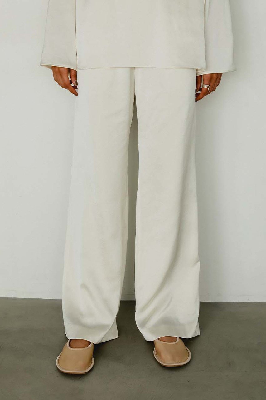 【ハー/HER.】の【2/12 12:00販売開始】サテンフレアシルエットパンツ インテリア・キッズ・メンズ・レディースファッション・服の通販 founy(ファニー) 　ファッション　Fashion　レディースファッション　Fashion for Women　パンツ　Pants & Trousers　2026年　2026　おすすめ　Recommended / Our Picks　サテン　Satin, Glossy Fabric　ストレート　Straight, Straight Cut　セットアップ　Set-Up, Coordinated Outfit　フレア　Flare, Flared　夏　Summer　春　Spring　S/S・春夏　SS, Spring/Summer, Warm Season　オフホワイト|ID: prp329100004854323 ipo3291000000035706418