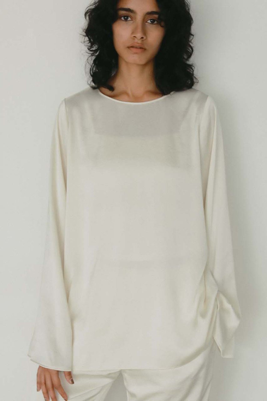 【ハー/HER.】の【2/12 12:00販売開始】サテンフレアスリーブブラウス インテリア・キッズ・メンズ・レディースファッション・服の通販 founy(ファニー) 　ファッション　Fashion　レディースファッション　Fashion for Women　トップス・カットソー　Cut & Sew Tops　シャツ・ブラウス・オフィスカジュアル　Elegant Blouses & Button-Ups　2026年　2026　おすすめ　Recommended / Our Picks　サテン　Satin, Glossy Fabric　シンプル　Simple, Minimal　スリーブ　Sleeve, Long Sleeve / Short Sleeve　セットアップ　Set-Up, Coordinated Outfit　フレア　Flare, Flared　ロング　Long, Long-Length　夏　Summer　春　Spring　S/S・春夏　SS, Spring/Summer, Warm Season　オフホワイト|ID: prp329100004854324 ipo3291000000035706426