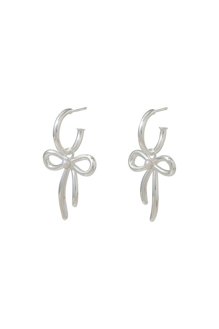 【デイジー ロンドン/DAISY LONDON】のDaisy Bow Large Drop ピアス インテリア・キッズ・メンズ・レディースファッション・服の通販 founy(ファニー) https://founy.com/ ファッション Fashion レディースファッション Fashion for Women ジュエリー Jewelry ファッションリング Fashion Rings イヤリング・フープ・ドロップタイプ Hoop, Drop & Clip Earrings 2026年 2026 イヤリング Earrings シルバー Silver, Metallic Silver ジャケット Jacket, Outerwear デニム Denim, Jeans Material パール Pearl, Pearl Accent モチーフ Motif, Design Theme リボン Ribbon, Bow エレガント 上品 Elegant 夏 Summer 春 Spring S/S・春夏 SS, Spring/Summer, Warm Season |ID: prp329100004855367 ipo3291000000036093174