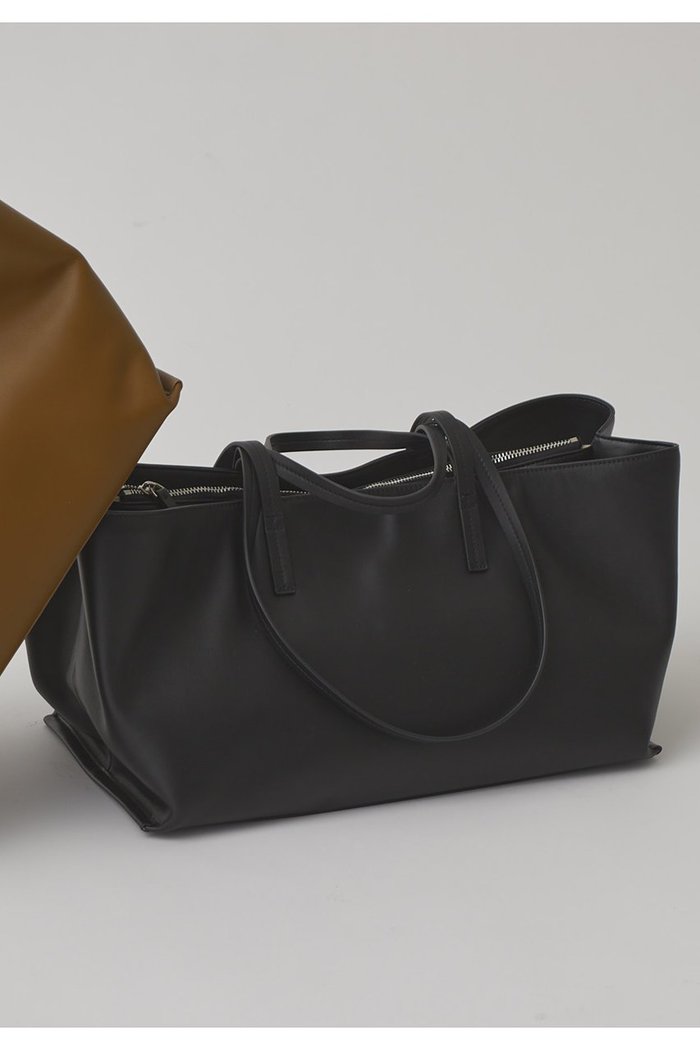 【ウィムガゼット/Whim Gazette】の【Hoaw.】WIDE HANDBAG L インテリア・キッズ・メンズ・レディースファッション・服の通販 founy(ファニー) https://founy.com/ ファッション Fashion レディースファッション Fashion for Women バッグ Bags アクセサリー Fashion Accessories イエロー Yellow 春 Spring 軽量 Lightweight, Ultra Light シューズ Shoes, Footwear トレンド Trend, Trending Now なめらか Smooth, Silky Texture ワイド Wide, Wide Fit S/S・春夏 SS, Spring/Summer, Warm Season 夏 Summer エレガント 上品 Elegant 2026年 2026 |ID: prp329100004855392 ipo3291000000036093261