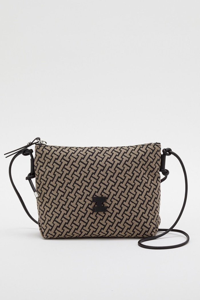 【イアクッチ/IACUCCI】のモノグランマ ポーチSD JACQUARD/RUGA インテリア・キッズ・メンズ・レディースファッション・服の通販 founy(ファニー) https://founy.com/ ファッション Fashion レディースファッション Fashion for Women ポーチ&ミニバッグ Pouches & Mini Bags 春 Spring グラフィック Graphic, Graphic Design コンパクト Compact, Small Size ジャカード／ジャガード Jacquard, Woven Pattern バランス Balance, Style Balance パッチ Patch, Appliqué ベスト Vest, Waistcoat ポーチ Pouch, Small Case モダン Modern, Contemporary ラップ Wrap, Wrap Design S/S・春夏 SS, Spring/Summer, Warm Season 夏 Summer 旅行 Travel 2026年 2026 |ID: prp329100004856768 ipo3291000000035821116