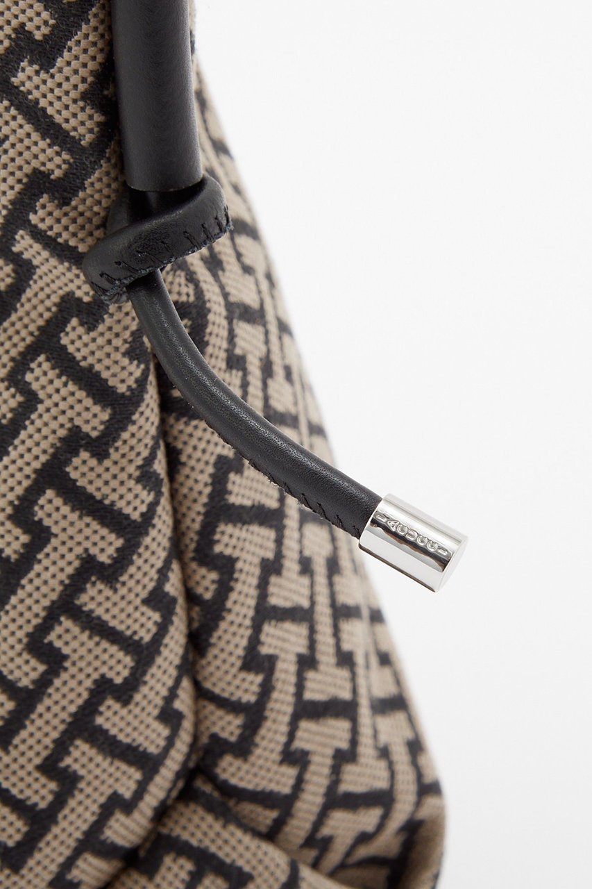 【イアクッチ/IACUCCI】のモノグランマ ポーチSD JACQUARD/RUGA 人気、トレンドファッション・服の通販 founy(ファニー) 　ファッション　Fashion　レディースファッション　Fashion for Women　ポーチ&ミニバッグ　Pouches & Mini Bags　春　Spring　グラフィック　Graphic, Graphic Design　コンパクト　Compact, Small Size　ジャカード／ジャガード　Jacquard, Woven Pattern　バランス　Balance, Style Balance　パッチ　Patch, Appliqué　ベスト　Vest, Waistcoat　ポーチ　Pouch, Small Case　モダン　Modern, Contemporary　ラップ　Wrap, Wrap Design　S/S・春夏　SS, Spring/Summer, Warm Season　夏　Summer　旅行　Travel　2026年　2026　other-7|ID: prp329100004856768 ipo3291000000035821127