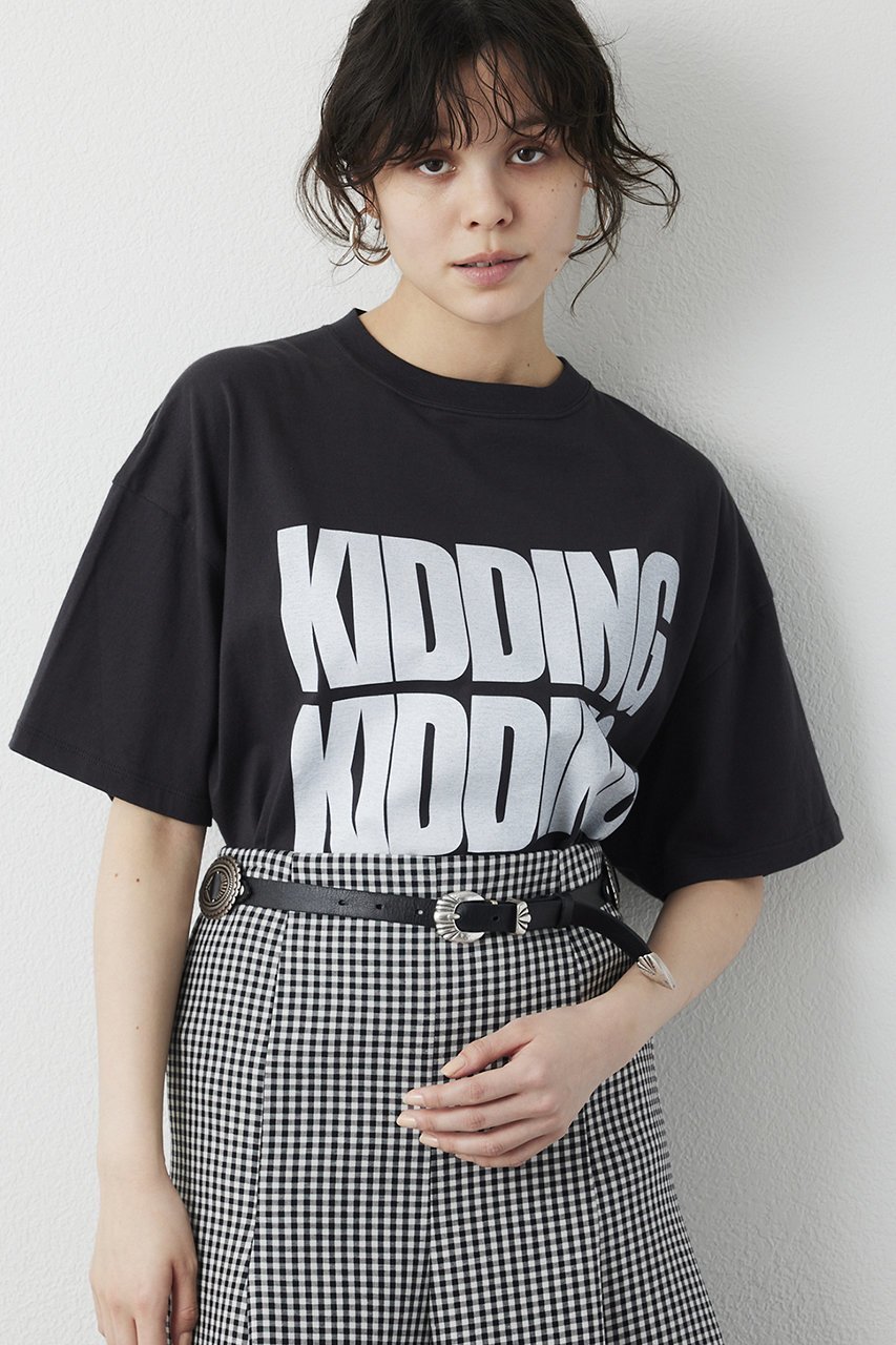 【ウィムガゼット/Whim Gazette】のKIDDINGロゴTシャツ インテリア・キッズ・メンズ・レディースファッション・服の通販 founy(ファニー) 　ファッション　Fashion　レディースファッション　Fashion for Women　トップス・カットソー　Cut & Sew Tops　シャツ・ブラウス・オフィスカジュアル　Elegant Blouses & Button-Ups　ロングTシャツ・Tシャツ　Longline T-Shirts & Tees　カットソー・ベーシックTシャツ　Cut-and-Sewn Tops / Stretch Tees & Basics　2026年　2026　なめらか　Smooth, Silky Texture　インド　Indian Textile　インナー　Innerwear　カットソー　Cut and Sewn Top　クール　Cool, Chic　ショート　Short, Short Length　シルク　Silk, 100% Silk　シンプル　Simple, Minimal　ジャケット　Jacket, Outerwear　スリーブ　Sleeve, Long Sleeve / Short Sleeve　プリント　Print, Printed Pattern　ワイド　Wide, Wide Fit　半袖　Short Sleeve, Half Sleeve　夏　Summer　定番　Standard, Basic Item　春　Spring　S/S・春夏　SS, Spring/Summer, Warm Season　チャコールグレー|ID: prp329100004857891 ipo3291000000035876819