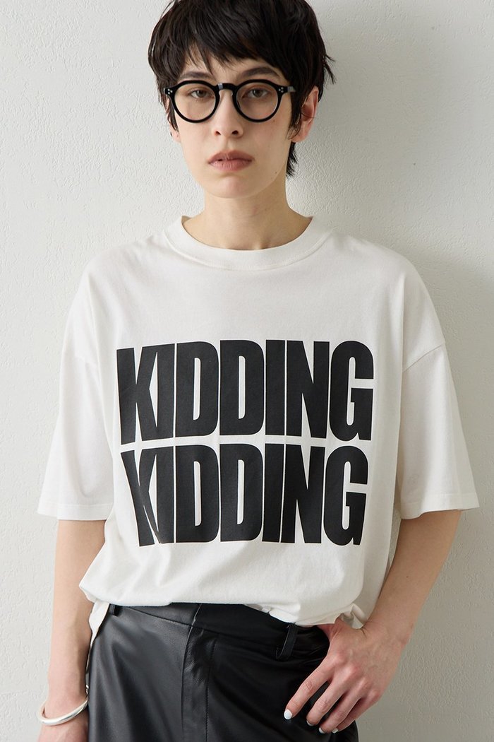 【ウィムガゼット/Whim Gazette】のKIDDINGロゴTシャツ インテリア・キッズ・メンズ・レディースファッション・服の通販 founy(ファニー) https://founy.com/ ファッション Fashion レディースファッション Fashion for Women トップス・カットソー Cut & Sew Tops シャツ・ブラウス・オフィスカジュアル Elegant Blouses & Button-Ups ロングTシャツ・Tシャツ Longline T-Shirts & Tees カットソー・ベーシックTシャツ Cut-and-Sewn Tops / Stretch Tees & Basics 2026年 2026 なめらか Smooth, Silky Texture インド Indian Textile インナー Innerwear カットソー Cut and Sewn Top クール Cool, Chic ショート Short, Short Length シルク Silk, 100% Silk シンプル Simple, Minimal ジャケット Jacket, Outerwear スリーブ Sleeve, Long Sleeve / Short Sleeve プリント Print, Printed Pattern ワイド Wide, Wide Fit 半袖 Short Sleeve, Half Sleeve 夏 Summer 定番 Standard, Basic Item 春 Spring S/S・春夏 SS, Spring/Summer, Warm Season |ID: prp329100004857891 ipo3291000000036146039