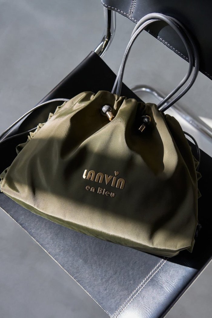 【ランバン オン ブルー/LANVIN en Bleu】のサイドフリルドロストトートバッグ小 インテリア・キッズ・メンズ・レディースファッション・服の通販 founy(ファニー) https://founy.com/ ファッション Fashion レディースファッション Fashion for Women バッグ Bags 2026年 2026 タフタ Taffeta, Structured Fabric フェイクレザー Faux Leather, PU Leather フリル Frill, Ruffle プリント Print, Printed Pattern メタル Metal, Metal Parts 夏 Summer 巾着 Drawstring Bag, Kinchaku 春 Spring S/S・春夏 SS, Spring/Summer, Warm Season |ID: prp329100004859591 ipo3291000000035955461