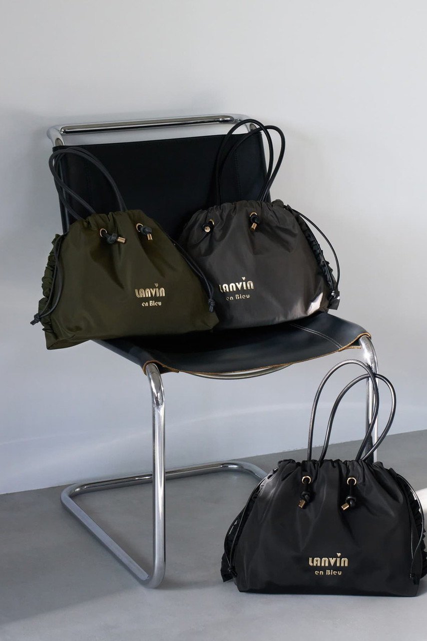 【ランバン オン ブルー/LANVIN en Bleu】のサイドフリルドロストトートバッグ小 人気、トレンドファッション・服の通販 founy(ファニー) 　ファッション　Fashion　レディースファッション　Fashion for Women　バッグ　Bags　2026年　2026　タフタ　Taffeta, Structured Fabric　フェイクレザー　Faux Leather, PU Leather　フリル　Frill, Ruffle　プリント　Print, Printed Pattern　メタル　Metal, Metal Parts　夏　Summer　巾着　Drawstring Bag, Kinchaku　春　Spring　S/S・春夏　SS, Spring/Summer, Warm Season　other-2|ID: prp329100004859591 ipo3291000000035955465