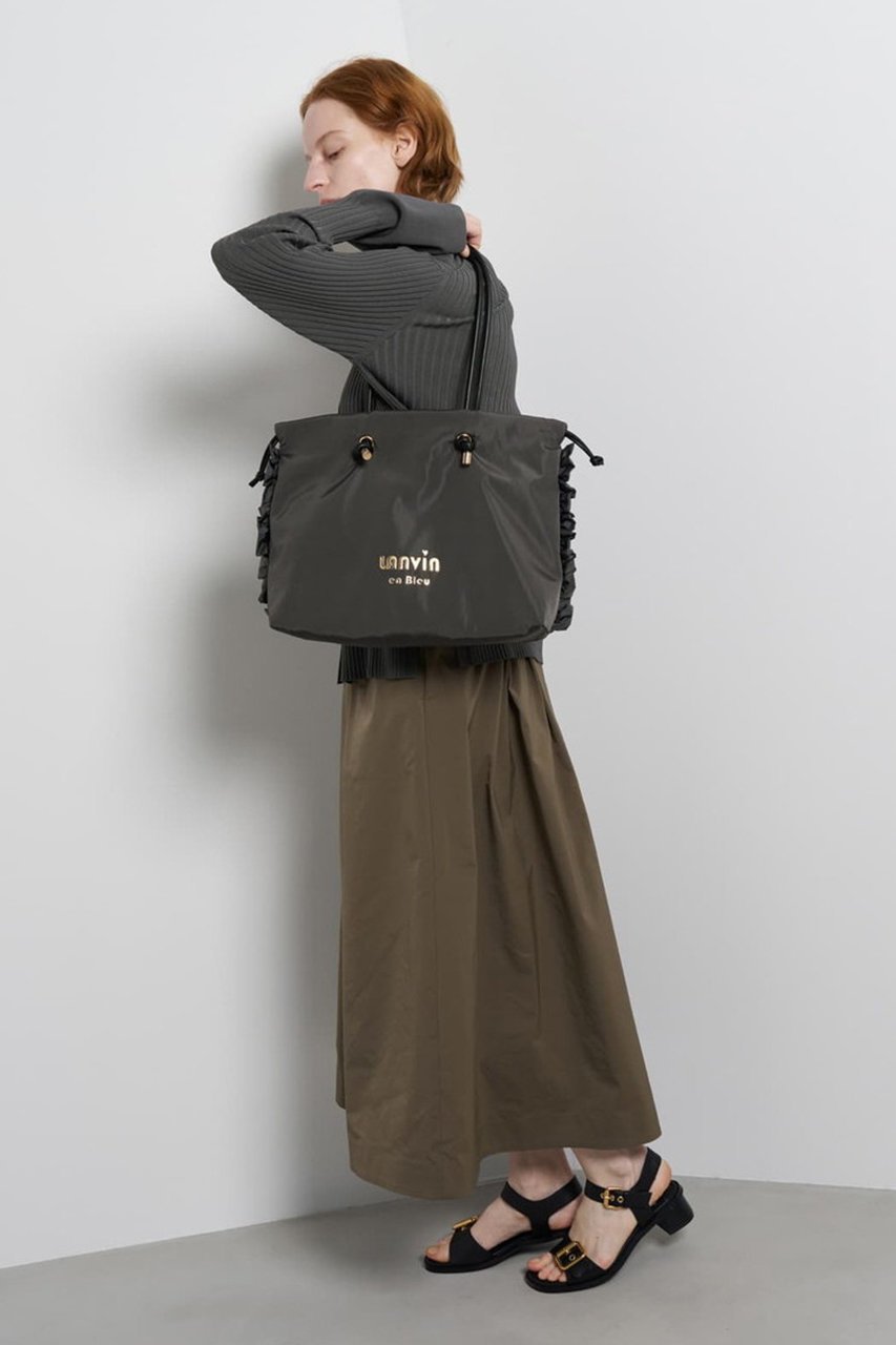 【ランバン オン ブルー/LANVIN en Bleu】のサイドフリルドロストトートバッグ小 人気、トレンドファッション・服の通販 founy(ファニー) 　ファッション　Fashion　レディースファッション　Fashion for Women　バッグ　Bags　2026年　2026　タフタ　Taffeta, Structured Fabric　フェイクレザー　Faux Leather, PU Leather　フリル　Frill, Ruffle　プリント　Print, Printed Pattern　メタル　Metal, Metal Parts　夏　Summer　巾着　Drawstring Bag, Kinchaku　春　Spring　S/S・春夏　SS, Spring/Summer, Warm Season　other-3|ID: prp329100004859591 ipo3291000000035955466
