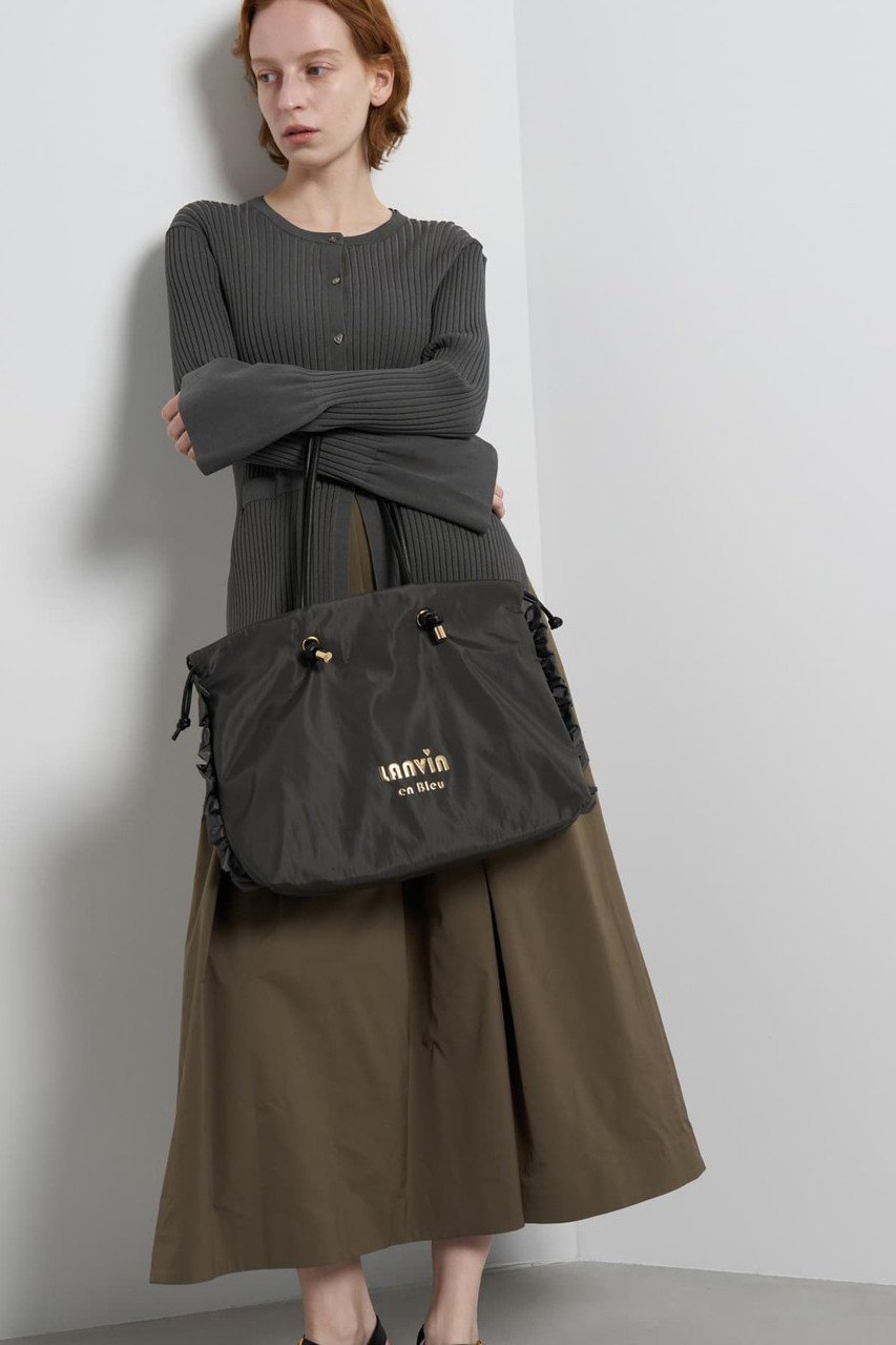 【ランバン オン ブルー/LANVIN en Bleu】のサイドフリルドロストトートバッグ小 人気、トレンドファッション・服の通販 founy(ファニー) 　ファッション　Fashion　レディースファッション　Fashion for Women　バッグ　Bags　2026年　2026　タフタ　Taffeta, Structured Fabric　フェイクレザー　Faux Leather, PU Leather　フリル　Frill, Ruffle　プリント　Print, Printed Pattern　メタル　Metal, Metal Parts　夏　Summer　巾着　Drawstring Bag, Kinchaku　春　Spring　S/S・春夏　SS, Spring/Summer, Warm Season　other-4|ID: prp329100004859591 ipo3291000000035955467