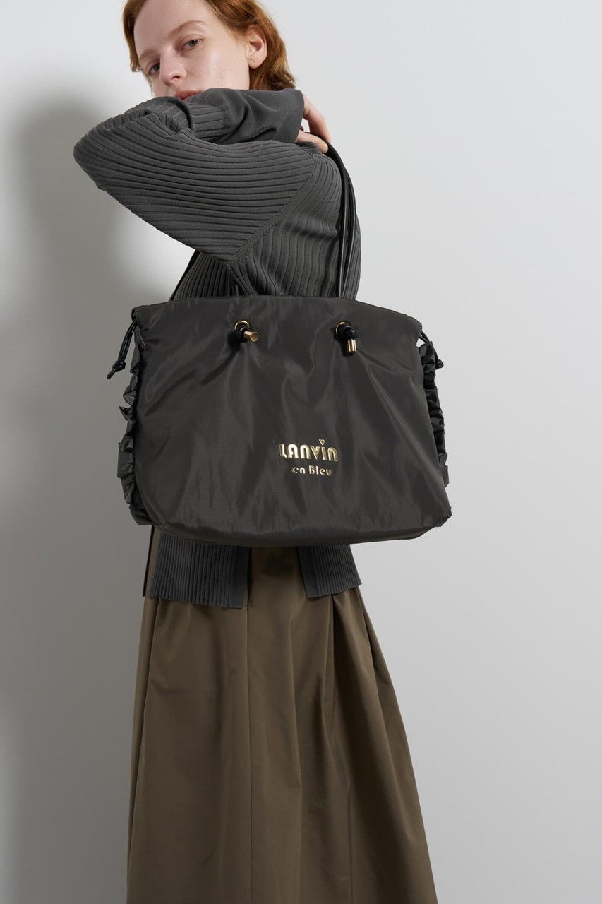 【ランバン オン ブルー/LANVIN en Bleu】のサイドフリルドロストトートバッグ小 人気、トレンドファッション・服の通販 founy(ファニー) 　ファッション　Fashion　レディースファッション　Fashion for Women　バッグ　Bags　2026年　2026　タフタ　Taffeta, Structured Fabric　フェイクレザー　Faux Leather, PU Leather　フリル　Frill, Ruffle　プリント　Print, Printed Pattern　メタル　Metal, Metal Parts　夏　Summer　巾着　Drawstring Bag, Kinchaku　春　Spring　S/S・春夏　SS, Spring/Summer, Warm Season　other-5|ID: prp329100004859591 ipo3291000000035955468