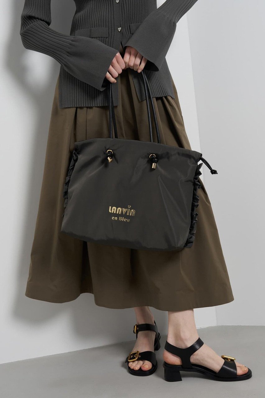 【ランバン オン ブルー/LANVIN en Bleu】のサイドフリルドロストトートバッグ小 人気、トレンドファッション・服の通販 founy(ファニー) 　ファッション　Fashion　レディースファッション　Fashion for Women　バッグ　Bags　2026年　2026　タフタ　Taffeta, Structured Fabric　フェイクレザー　Faux Leather, PU Leather　フリル　Frill, Ruffle　プリント　Print, Printed Pattern　メタル　Metal, Metal Parts　夏　Summer　巾着　Drawstring Bag, Kinchaku　春　Spring　S/S・春夏　SS, Spring/Summer, Warm Season　other-7|ID: prp329100004859591 ipo3291000000035955470