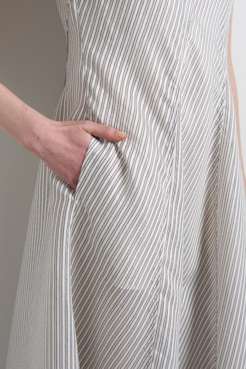 【ランバン オン ブルー/LANVIN en Bleu】のエスカルゴフレアワンピース 人気、トレンドファッション・服の通販 founy(ファニー) ファッション Fashion レディースファッション Fashion for Women ワンピース Dresses チュニック Tunic Tops & Dresses アンダー Underwear Essentials 春 Spring 軽量 Lightweight, Ultra Light サマー Summer, Summer Style シアー Sheer, See-Through シルク Silk, 100% Silk ストライプ Stripe, Striped Pattern タフタ Taffeta, Structured Fabric チュニック Tunic, Long Top ドレス Dress, One-Piece なめらか Smooth, Silky Texture パターン Pattern, Design Print ファブリック Fabric, Textile フレア Flare, Flared 無地 Plain, Solid Color リゾート Resort, Vacation Style リラックス Relax, Relaxed Fit ロング Long, Long-Length S/S・春夏 SS, Spring/Summer, Warm Season 夏 Summer 旅行 Travel エレガント 上品 Elegant 2026年 2026 other-6|ID: prp329100004859604 ipo3291000000035956314