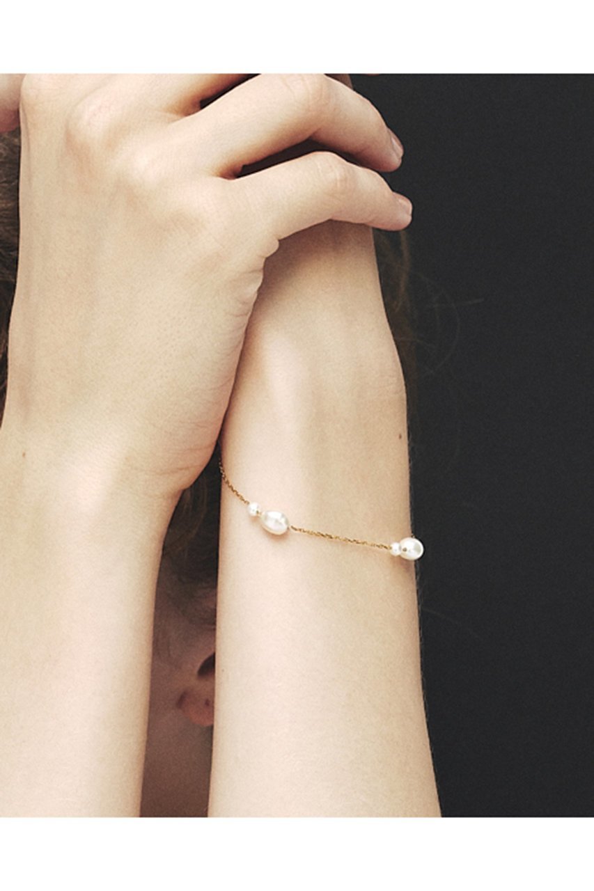 【ルボンボン/les bonbon】のflotter pearl ブレスレット 人気、トレンドファッション・服の通販 founy(ファニー) ファッション Fashion レディースファッション Fashion for Women ジュエリー Jewelry チェーン&カフブレスレット Cuff & Chain Bracelets バングル・カフブレスレット Bangles & Cuff Bracelets 2026年 2026 シンプル Simple, Minimal チェーン Chain, Chain Strap パール Pearl, Pearl Accent ブレスレット Bracelet, Wristband 夏 Summer 春 Spring S/S・春夏 SS, Spring/Summer, Warm Season other-2|ID: prp329100004859919 ipo3291000000035982290